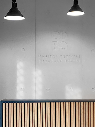 Logo du CDBC dans mur de béton - face